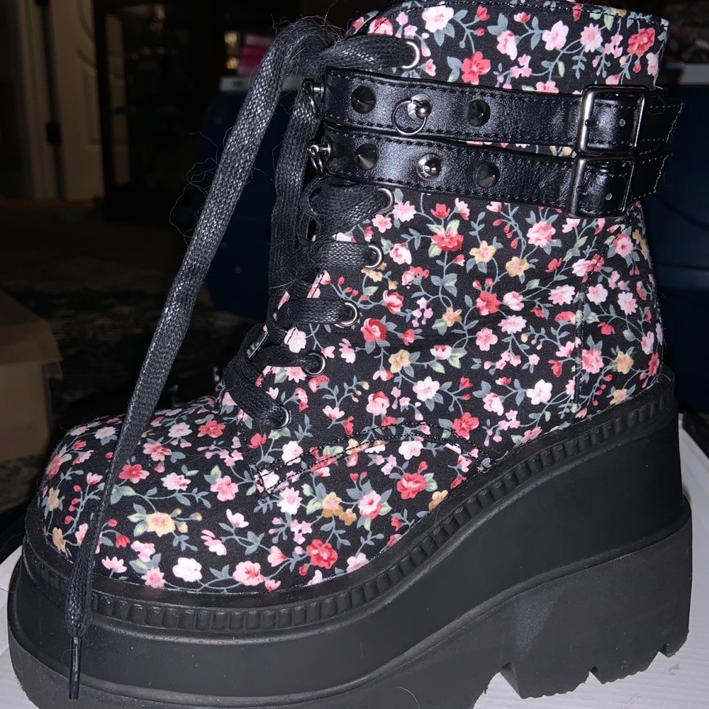 Demonia shakers floral size 6